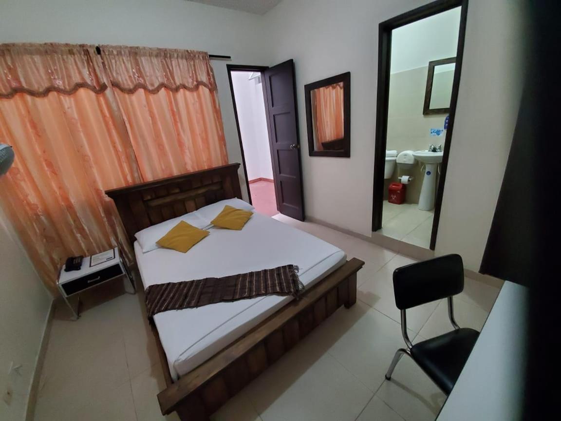 Hotel Cataluna Pereira Buitenkant foto